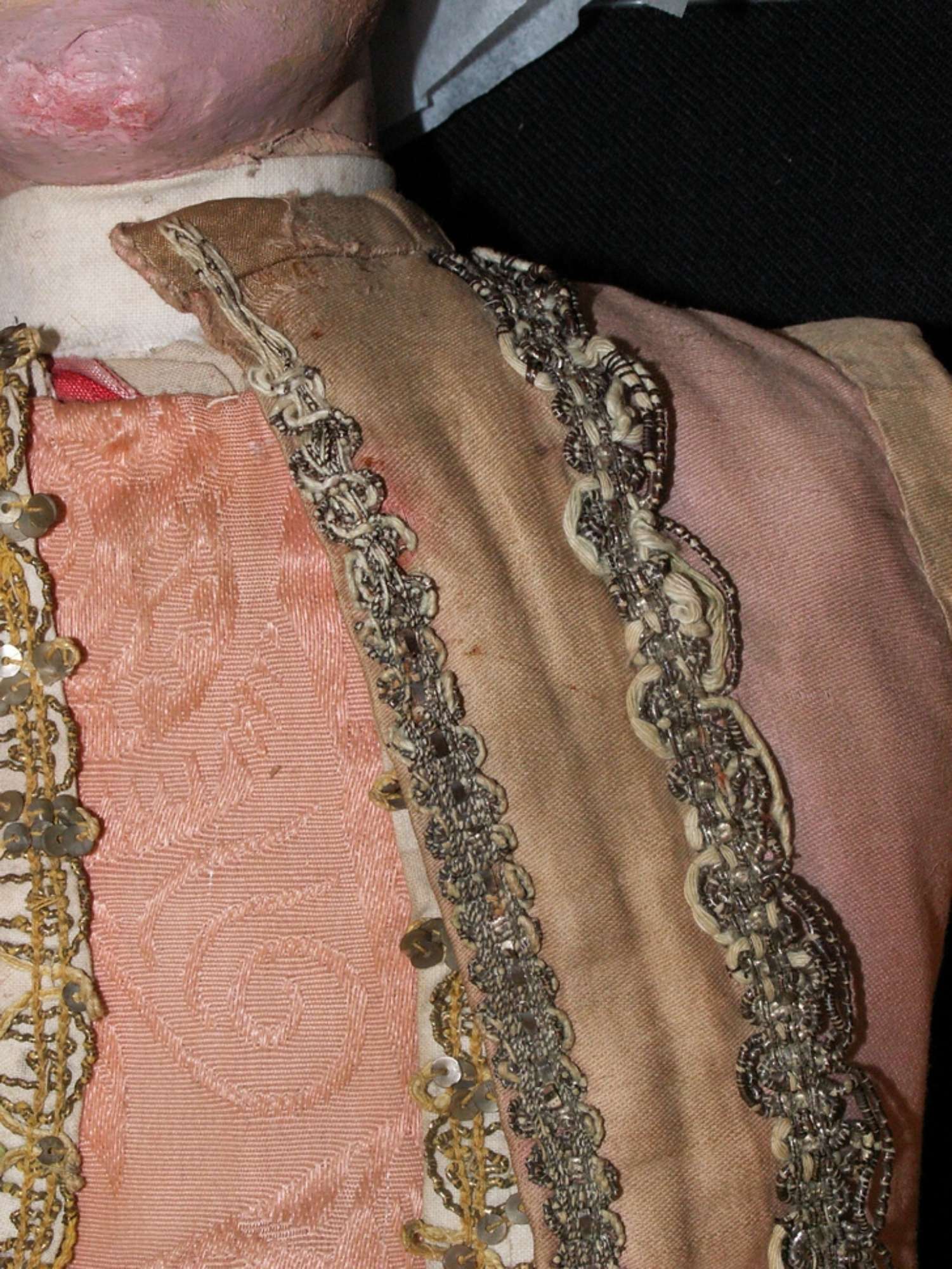 Particolare giubbino dopo il restauro